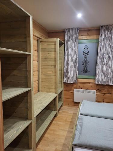 een slaapkamer met houten planken en een bed bij Apartment Jeršin in Rateče