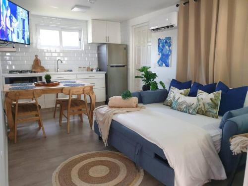 sala de estar con cama grande y cocina en Palm Beach Paradise Vacation Rental, en Palm-Eagle Beach