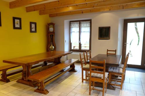 comedor con mesa de madera y sillas en Gîte des Amis, 