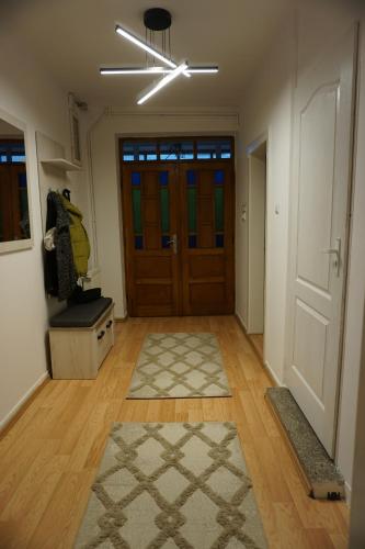 un pasillo vacío con una puerta y una alfombra en Xili's Home sweet home en Brasov