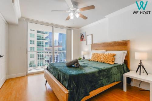 We Host - Condo Top Amenities City- Bay View tesisinde bir odada yatak veya yataklar