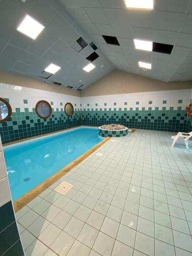 - une grande piscine dans une chambre dotée de carrelage dans l'établissement Studio équipé / proche du centre, à Samoëns