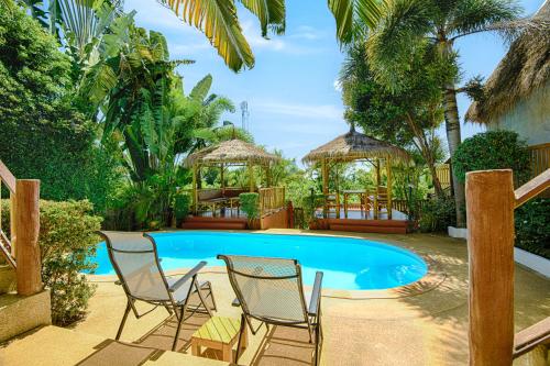 un grupo de sillas y una piscina en Villa Siam Lanna at Kantiang Bay, en Ko Lanta