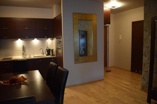 cocina y comedor con mesa en Apartament 34 "U Tobisława" - Pod Aniołem en Kazimierz Dolny