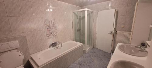 uma casa de banho com uma banheira, um WC e um lavatório. em Gite L'évasion à Cheneux Stoumont em Stoumont