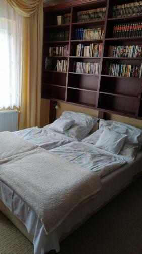 Posteľ alebo postele v izbe v ubytovaní Somogyi Apartmanház
