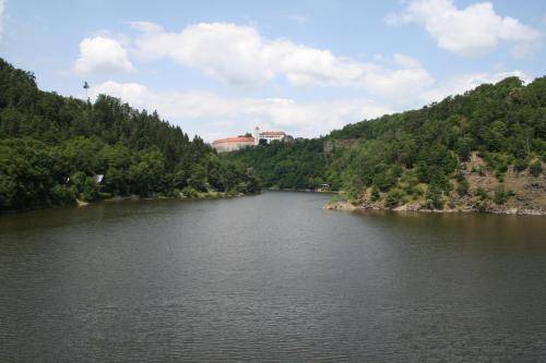 a view of a river with a building in the distance at Cyklochata in Vranov nad Dyjí