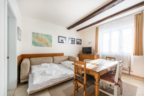 Postel nebo postele na pokoji v ubytování Apartmány Černý vlk, Kvilda