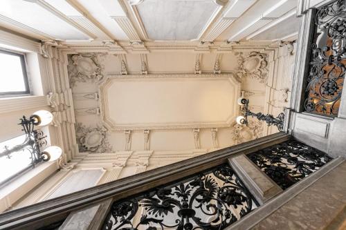 uma imagem de uma escadaria ornamentada num quarto em Noble Luxurious Palais em Viena