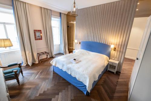 une chambre d'hôtel avec un lit et une chaise dans l'établissement Noble Luxurious Palais, à Vienne