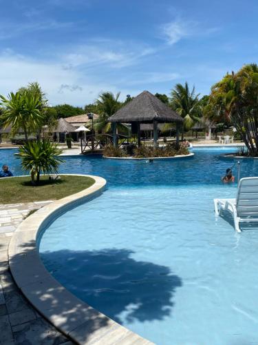 einen Pool in einem Resort mit einem Stuhl darin in der Unterkunft Iloa Resort in Barra de São Miguel