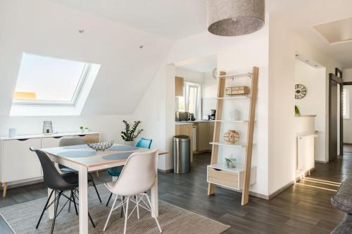 une salle à manger et une cuisine avec une table et des chaises dans l'établissement APPARTEMENT climatisé 70 m2, proximité de COLMAR, à Sainte-Croix-en-Plaine