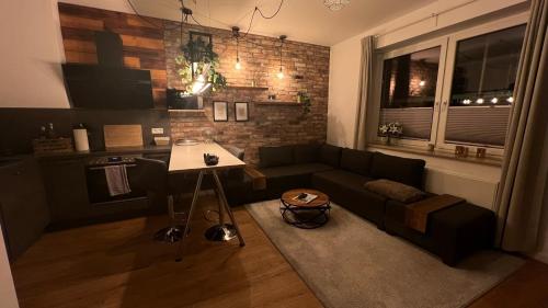 sala de estar con sofá y mesa en Sanierte Wohnung mit Balkon im Hochparterre en Hannover