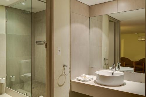 Ванная комната в River City Inn