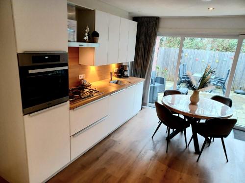 Η κουζίνα ή μικρή κουζίνα στο Bosweg 9a, Comfortabele vakantiewoning, Centrum Zoutelande