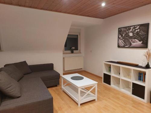 sala de estar con sofá y mesa en Rooftrop Apartments Ulm - komfortable neue Unterkunft im Herzen von Ulm en Ulm
