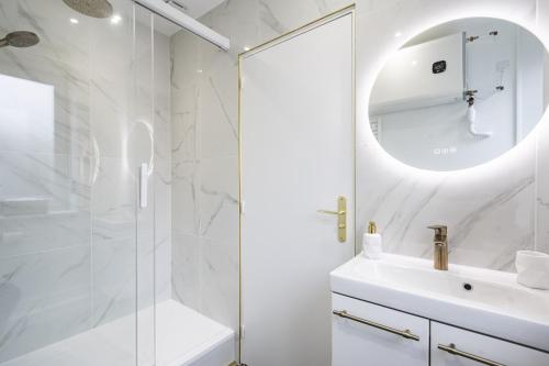 Cosy Bulle في رانس: حمام أبيض مع حوض ومرآة