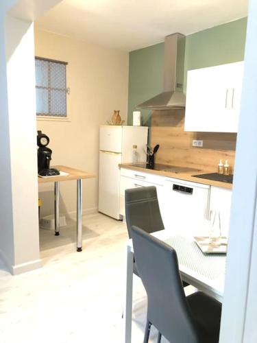 une cuisine avec une table et une salle à manger dans l'établissement Gîte chez BIBI studio 2 à 4 pers, à Vacqueyras