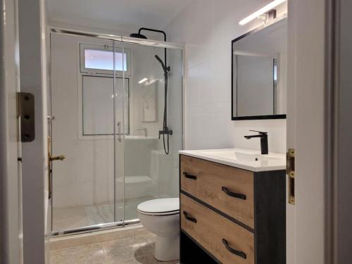 ein Bad mit einer Dusche, einem WC und einem Waschbecken in der Unterkunft casa/apto entero en morro jable in Morro del Jable