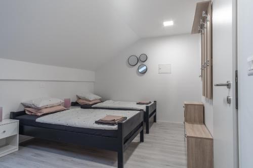 2 camas en una habitación con pasillo en Apartments Park Vodice - Ljubljana, Krvavec, en Woditz