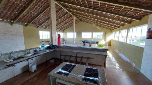 Habitación grande con cocina con mesas y sillas. en Sobrado em Goiânia - Recanto do Bosque, en Goiânia