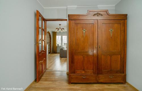 duża drewniana szafka w pokoju z korytarzem w obiekcie Apartament na Traugutta w Elblągu