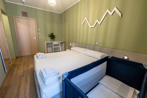 Un pat sau paturi într-o cameră la Hotel Casa Alpina