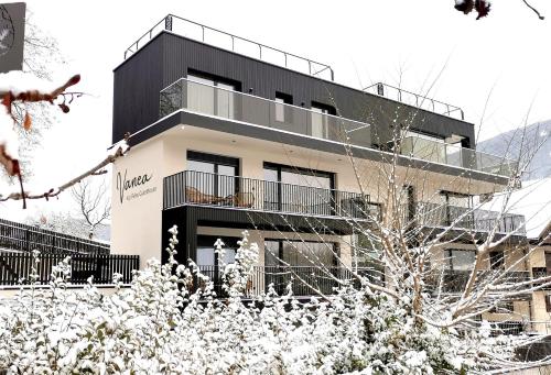 een gebouw met een balkon aan de zijkant bij VANEA - Alp Relax Guesthouse in Chienes
