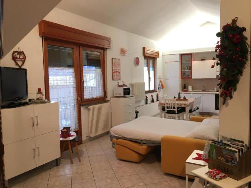 sala de estar con cama y cocina en Villa Serena, en Aosta