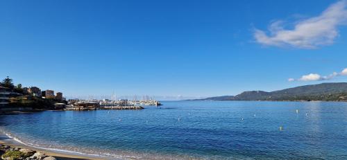 - une vue sur une étendue d'eau avec une plage dans l'établissement T2 Fronte Di Mare de standing en bord de mer et du centre du village de Propriano, à Propriano