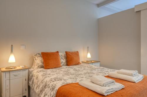 um quarto com uma cama com duas toalhas em Quinta Calaca, a Home in Madeira no Funchal