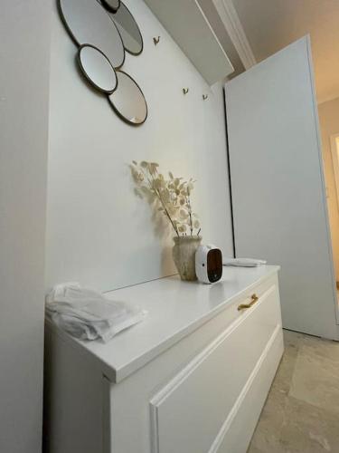 uma cozinha com um balcão branco com utensílios na parede em Apartament Timisoara 6 em Timisoara