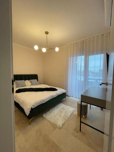 um quarto com uma cama, uma secretária e uma janela em Apartament Timisoara 6 em Timisoara