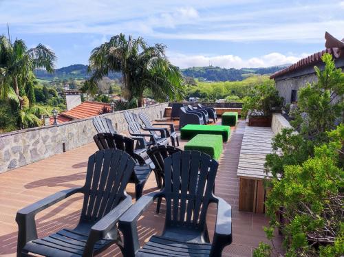 eine Reihe von Stühlen auf einem Deck in der Unterkunft Vista do Vale - Hotel in Furnas