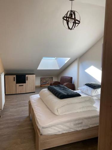 - une chambre avec 2 lits et une lucarne dans l'établissement Le Martin Pêcheur - Appartement, à Gérardmer