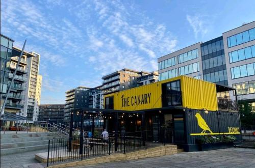 un bâtiment jaune avec un oiseau jaune sur lui dans l'établissement Leeds Dock Apartment, à Hunslet