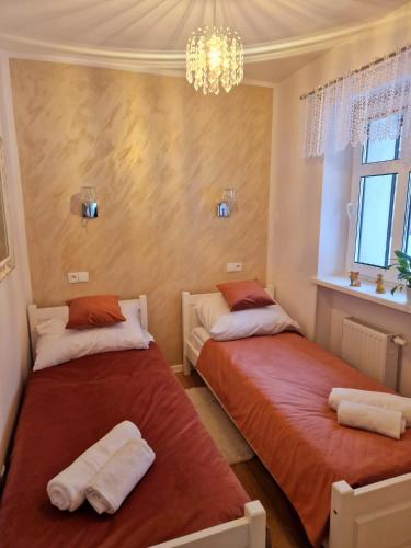 Ένα ή περισσότερα κρεβάτια σε δωμάτιο στο Apartament przy deptaku