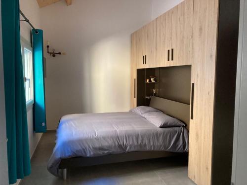 コマッキオにあるAL RUDERINOのベッドルーム1室(木製ヘッドボード付きのベッド1台付)