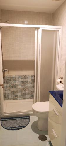 a bathroom with a shower with a toilet and a sink at Apartamento TomCar Piscina, Pádel, wifi y zonas comunes in Sanlúcar de Barrameda