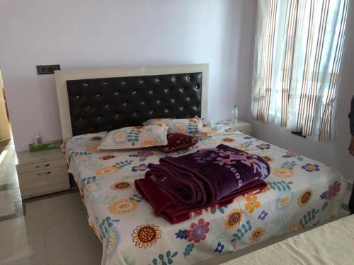 Кровать или кровати в номере Shri Vasudev Farms