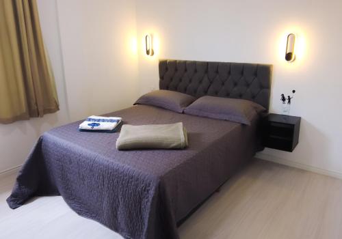 ein Schlafzimmer mit einem großen Bett mit einer lila Decke in der Unterkunft Casa no Caravaggio ao lado da cervejaria 3 Santas in Santa Teresa