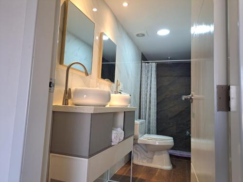 y baño con lavabo y aseo. en Relax moderna tiny suite, en Manta