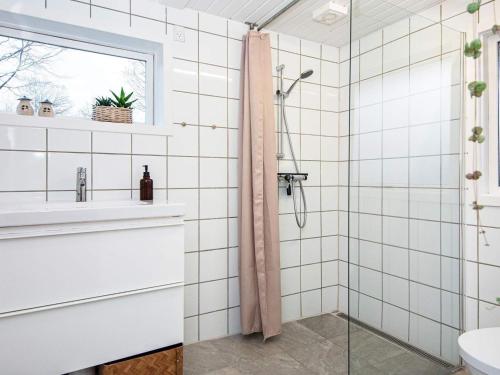 y baño con ducha y lavamanos. en Holiday home Rønde XXIV, en Rønde
