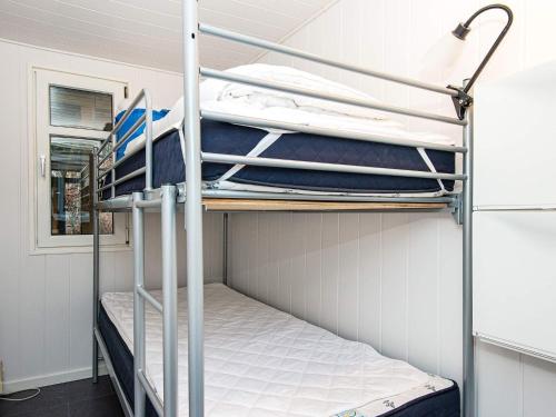 Dviaukštė lova arba lovos apgyvendinimo įstaigoje Holiday home Rønde XXIV