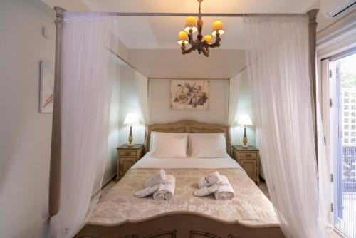 Una cama o camas en una habitación de Nautilus Luxury Suites