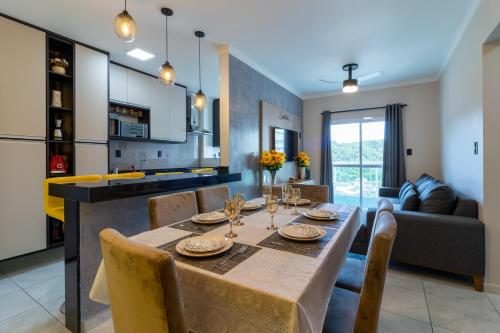 Dapur atau dapur kecil di Refúgio Aconchegante no Canto do Forte Apê com 2 Quartos, Suíte, Wi-Fi e Garagem