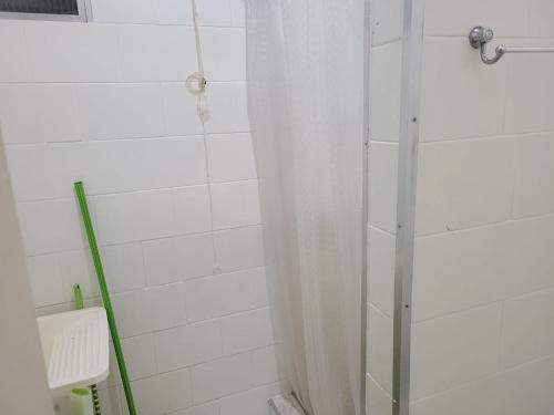 y baño con ducha y cortina de ducha. en Studio em Copacabana, 100m do mar, en Río de Janeiro
