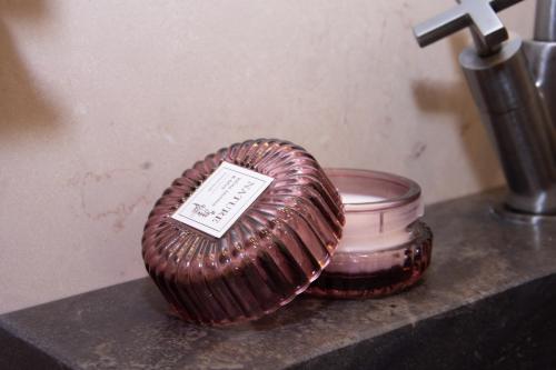 a wicker basket sitting on top of a counter at Lunà - Le Dimore - in Canosa di Puglia