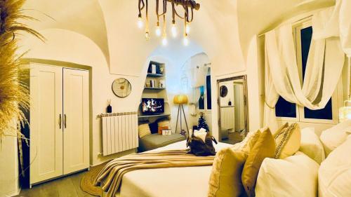 - une chambre avec un lit et un lustre dans l'établissement Le Petit Bijou di Dolceacqua, per un momento romantico, à Dolceacqua