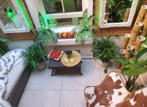 una vista sul soffitto di un balcone con tavolo e frutta di London Park Haven a Londra